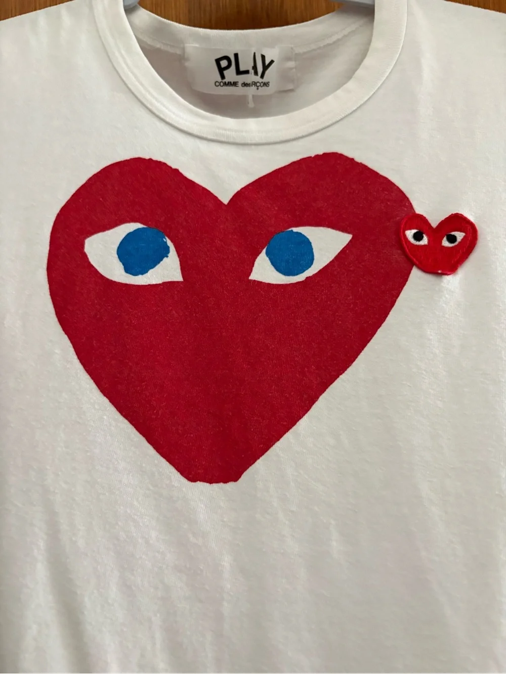 COMME DES GARCONS CDG PLAY Mens sz L Big Red Heart Blue Eyes Tshirt